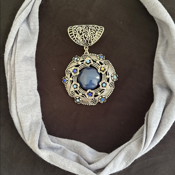 Elegant Blue Pendant Necklace, missing a stone on pendant - Picture 6 of 11